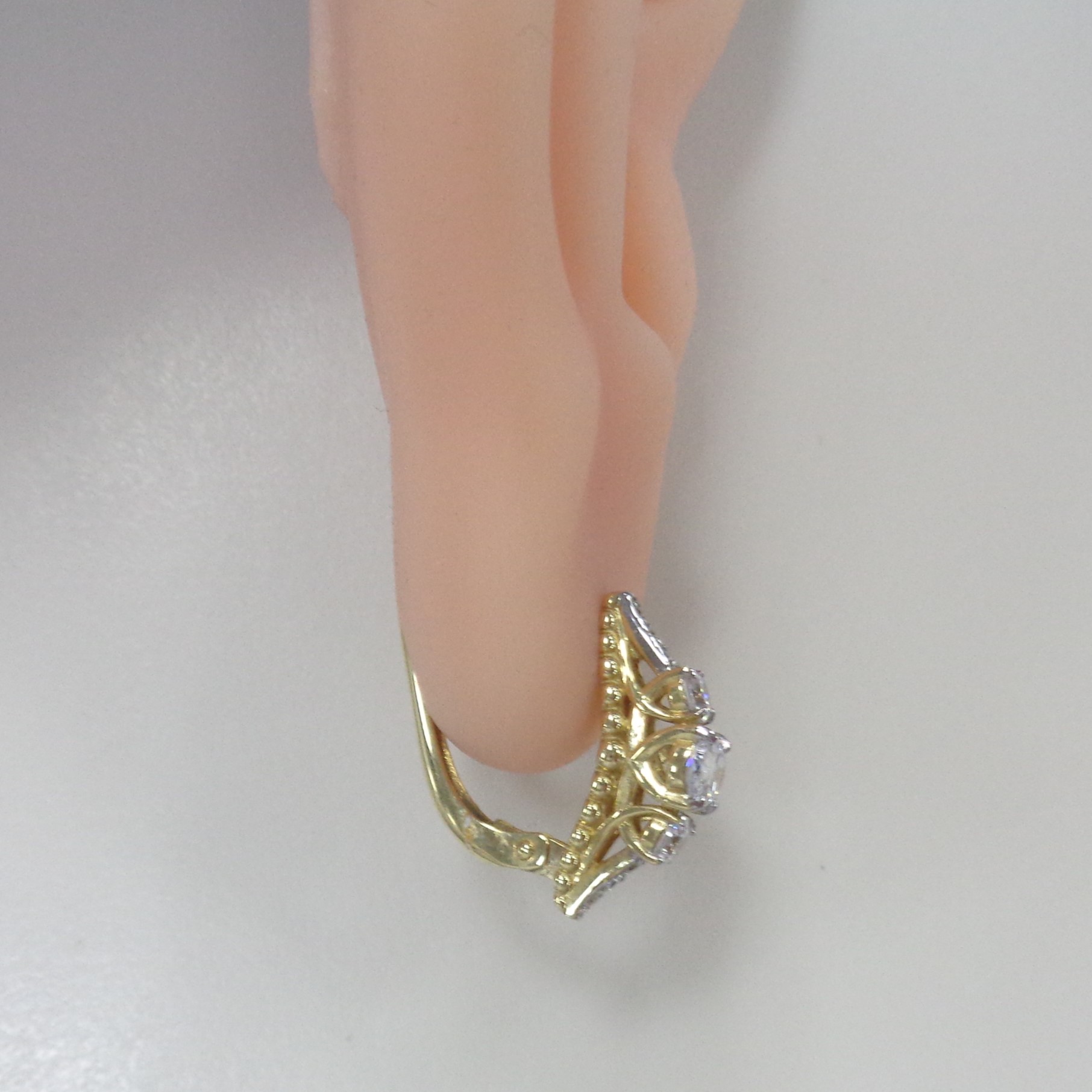 Золотые серьги 585 пробы; желтое золото; родий; вставки 18 Фианит бесцв.;